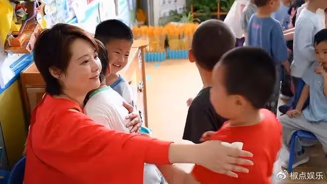 50歲袁立現身做公益,身材發福疑懷孕,三婚嫁窮小子,她後悔嗎?