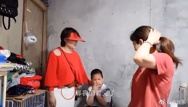 50歲袁立現身做公益,身材發福疑懷孕,三婚嫁窮小子,她後悔嗎?