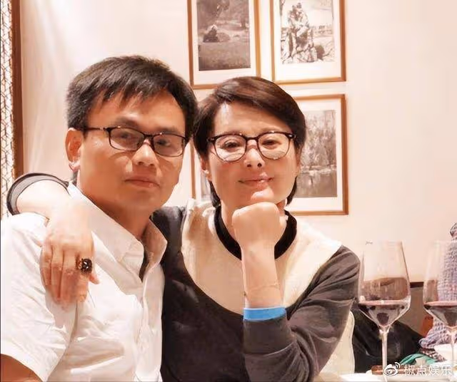 50歲袁立現身做公益,身材發福疑懷孕,三婚嫁窮小子,她後悔嗎?