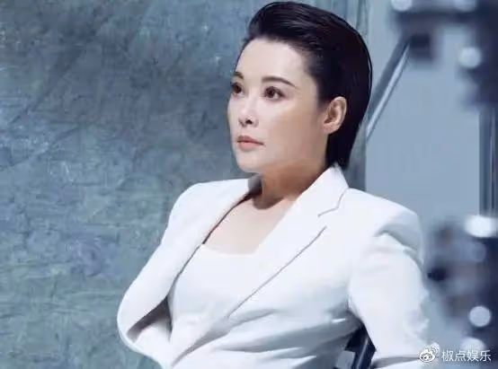 50歲袁立現身做公益,身材發福疑懷孕,三婚嫁窮小子,她後悔嗎?