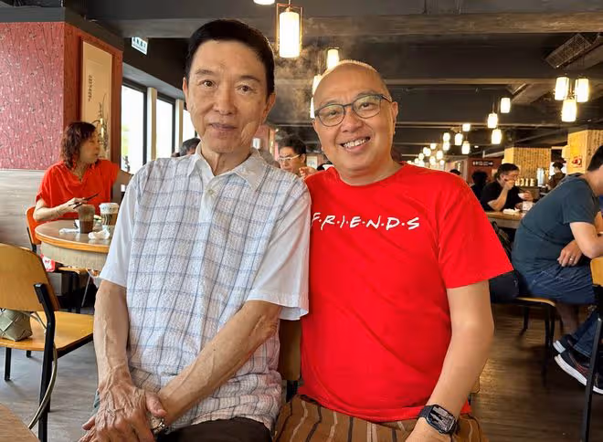「包青天」金超群近況！開顱手術後靠小23歲妻子照顧，71歲無兒女