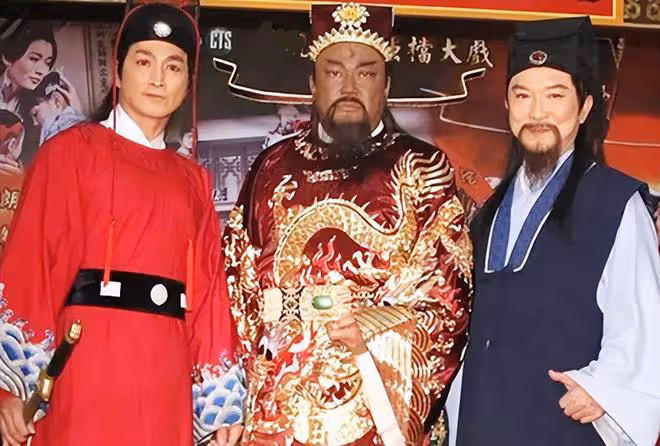 「包青天」金超群近況！開顱手術後靠小23歲妻子照顧，71歲無兒女