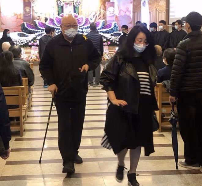 「包青天」金超群近況!開顱手術後靠小23歲妻子照顧,71歲無兒女