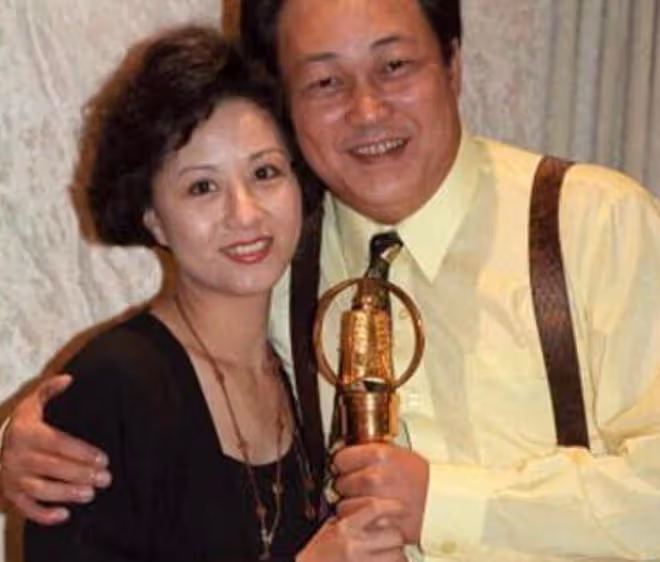 「包青天」金超群近況!開顱手術後靠小23歲妻子照顧,71歲無兒女