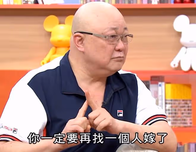 「包青天」金超群近況!開顱手術後靠小23歲妻子照顧,71歲無兒女