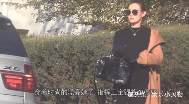 王寶強帶著女友馮清,參加好友聚會,女友擔任司機!