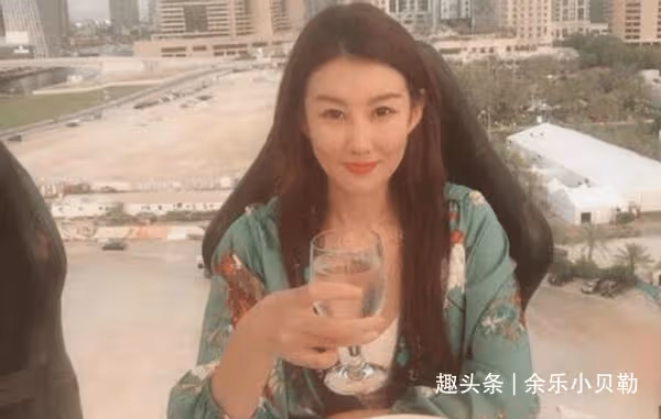 王寶強帶著女友馮清,參加好友聚會,女友擔任司機!