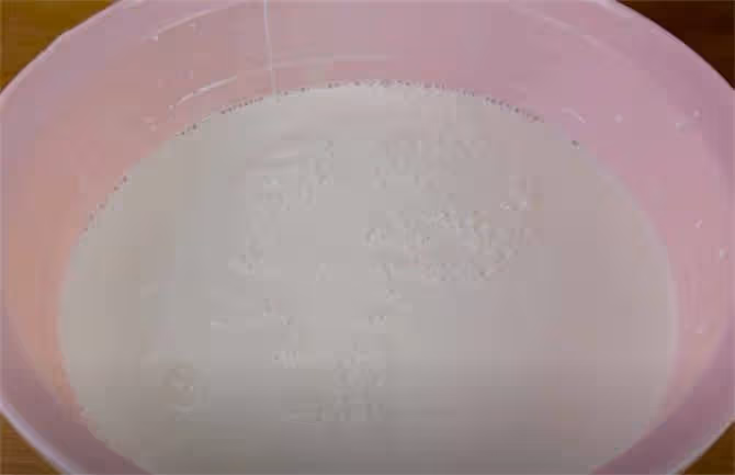 涼皮最正宗的做法,掌握這個技巧,透明不開裂,爽滑又解暑