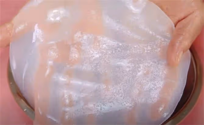 涼皮最正宗的做法,掌握這個技巧,透明不開裂,爽滑又解暑