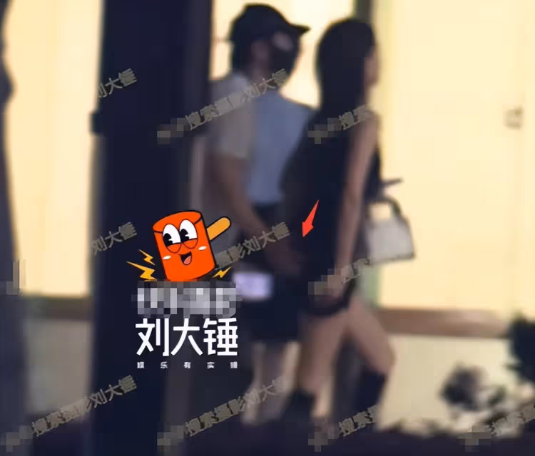 辣眼睛!黃曉明攜新歡逛商場公然摸對方臀部,網紅葉珂宣告出局