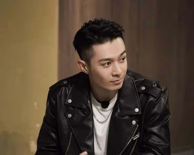 突發!香港知名男星洗澡時遭偷拍,打著赤膊下半身被馬賽克遮擋