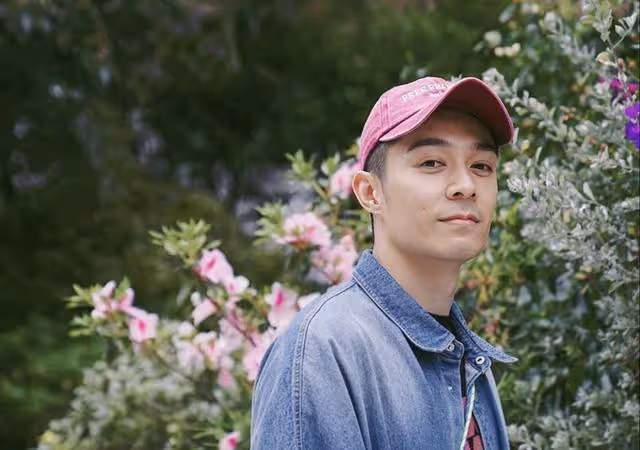 突發!香港知名男星洗澡時遭偷拍,打著赤膊下半身被馬賽克遮擋