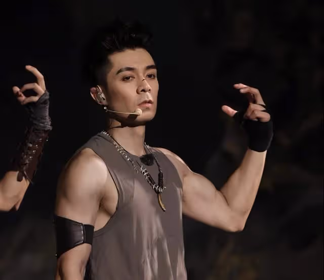 突發！香港知名男星洗澡時遭偷拍，打著赤膊下半身被馬賽克遮擋