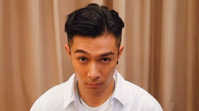 突發！香港知名男星洗澡時遭偷拍，打著赤膊下半身被馬賽克遮擋