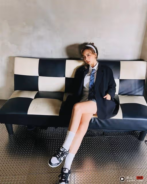 奎丁深V傲人圓弧低胸險彈出!哀喊嬌喊「誤觸1禁忌」:請撕爛我衣服