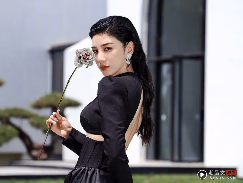 女星美術館拍照「隨手抓藝術品」遭罵翻!館方點名開炮:尊重藝術家