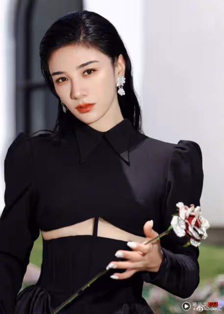 女星美術館拍照「隨手抓藝術品」遭罵翻!館方點名開炮:尊重藝術家