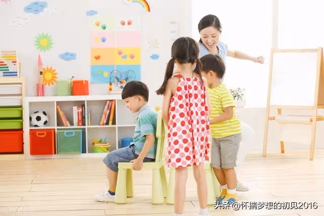大舅的兒子在大城市工作,大舅很驕傲,幾年後,大舅見人卻躲著走