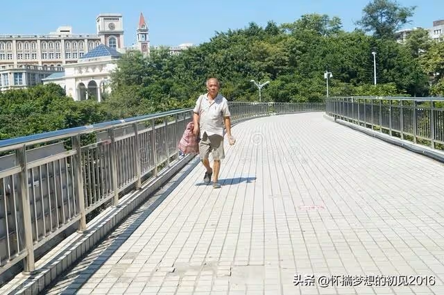 大舅的兒子在大城市工作，大舅很驕傲，幾年後，大舅見人卻躲著走