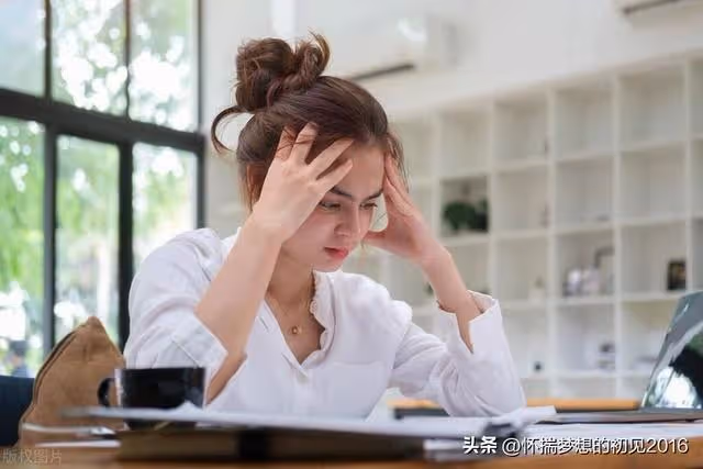 我帶孫女還贊助生活費,兒媳逛街回來我怒回家,剛到家兒媳就來了