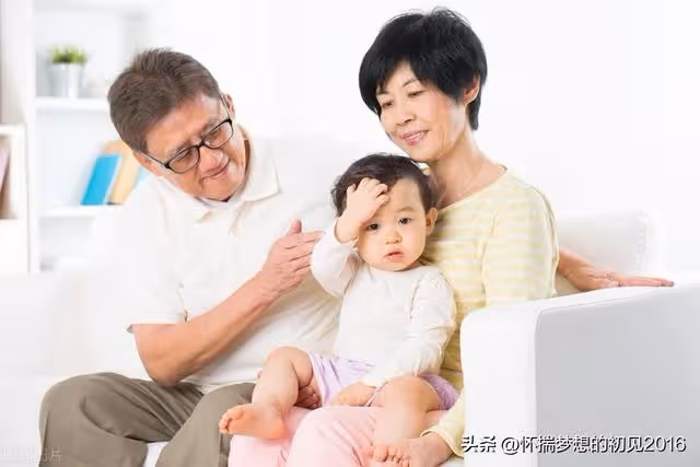 我帶孫女還贊助生活費,兒媳逛街回來我怒回家,剛到家兒媳就來了