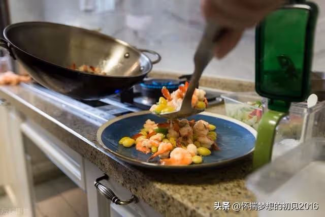 我隨兒子去他家,到家兒媳就出差,孫女說:奶奶不走,我媽不回來