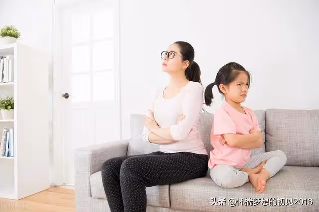 我隨兒子去他家,到家兒媳就出差,孫女說:奶奶不走,我媽不回來