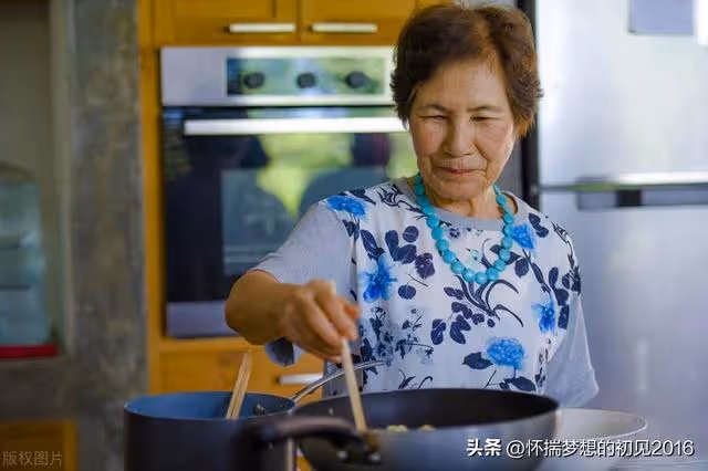 我隨兒子去他家,到家兒媳就出差,孫女說:奶奶不走,我媽不回來