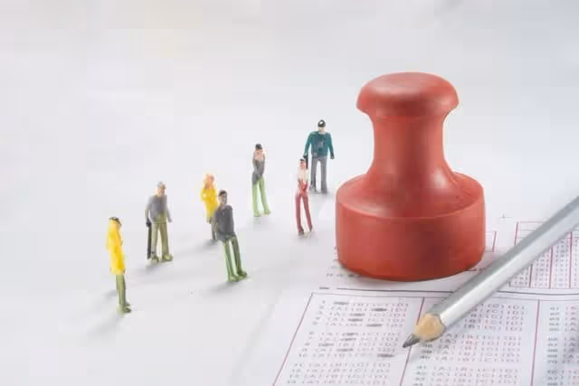 我考上公務員後,我媽讓我離婚另娶,我老婆果斷凍結了我媽的卡