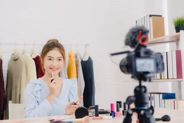 我考上公務員後,我媽讓我離婚另娶,我老婆果斷凍結了我媽的卡