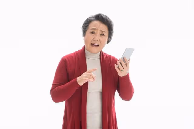 我考上公務員後,我媽讓我離婚另娶,我老婆果斷凍結了我媽的卡