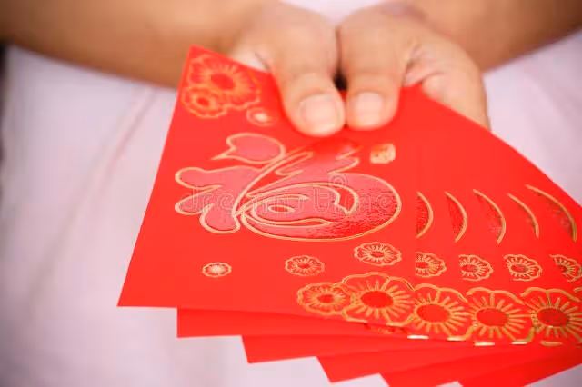 我結婚叔叔添妝五萬,堂弟結婚我去賀喜,嬸嬸折了一下我給的紅包