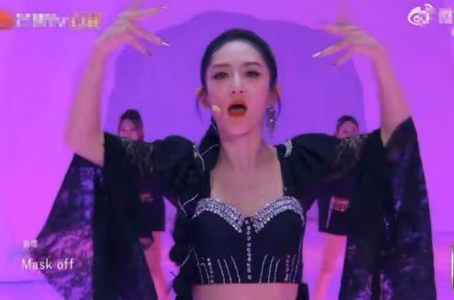 謝娜二公喜愛度第一,本人激動落淚,網友卻質疑有黑幕