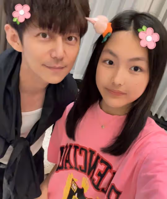 王詩齡曬與何炅合照,時隔多年再次同框,網友感嘆何炅不會老