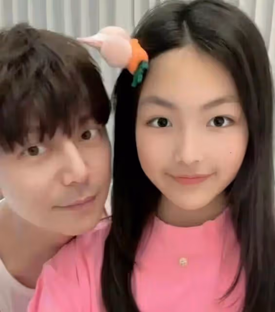 王詩齡曬與何炅合照,時隔多年再次同框,網友感嘆何炅不會老