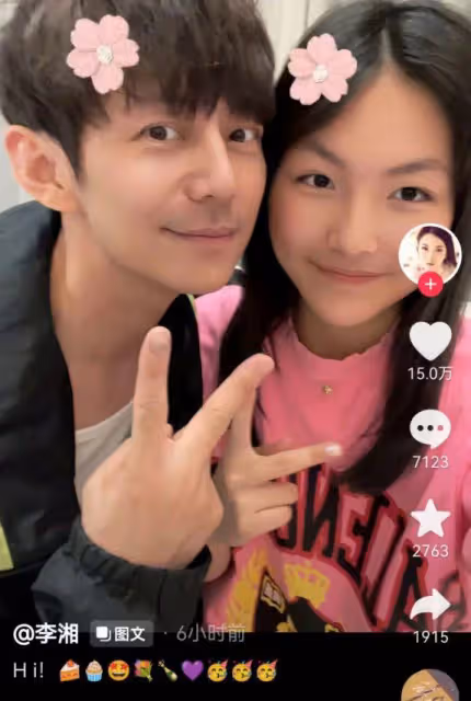 王詩齡曬與何炅合照,時隔多年再次同框,網友感嘆何炅不會老