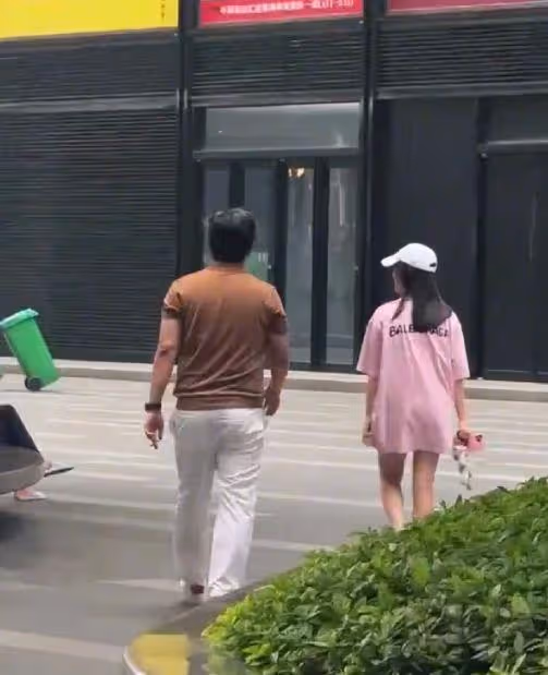王詩齡曬與何炅合照,時隔多年再次同框,網友感嘆何炅不會老