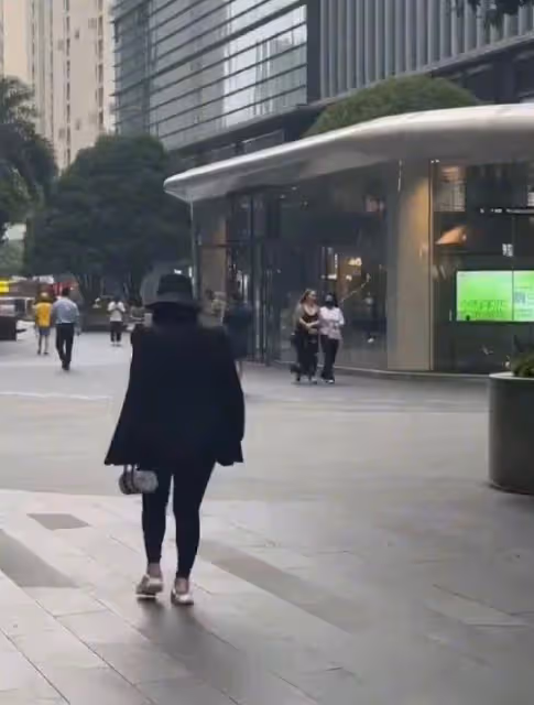 王詩齡曬與何炅合照,時隔多年再次同框,網友感嘆何炅不會老
