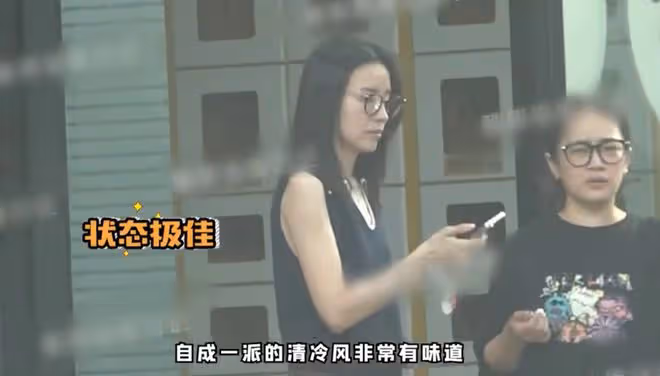 董潔穿背心素顏逛菜市場,瘦成紙片人滿臉憔悴,未戴口罩卻無人識