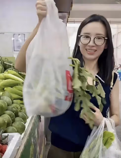 董潔穿背心素顏逛菜市場,瘦成紙片人滿臉憔悴,未戴口罩卻無人識