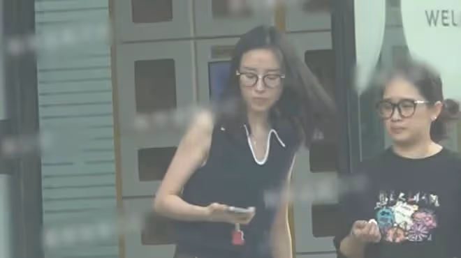 董潔穿背心素顏逛菜市場,瘦成紙片人滿臉憔悴,未戴口罩卻無人識
