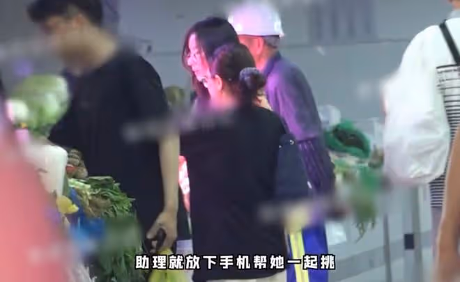 董潔穿背心素顏逛菜市場,瘦成紙片人滿臉憔悴,未戴口罩卻無人識