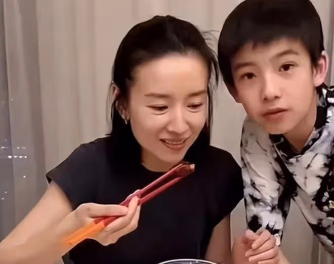 董潔穿背心素顏逛菜市場，瘦成紙片人滿臉憔悴，未戴口罩卻無人識