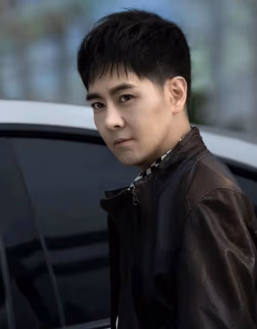 林志穎車禍面部重塑後曬照，冷臉僵硬像AI虛擬人，仍駕駛新能源車