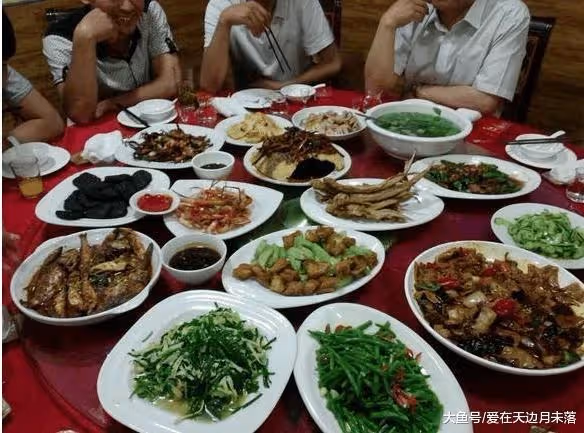 參加同學聚會,我中途上廁所「偷偷結賬」,回家後手機彈出「訊息」我臉都綠了!