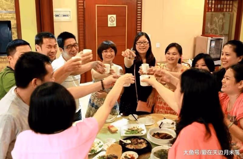 參加同學聚會,我中途上廁所「偷偷結賬」,回家後手機彈出「訊息」我臉都綠了!