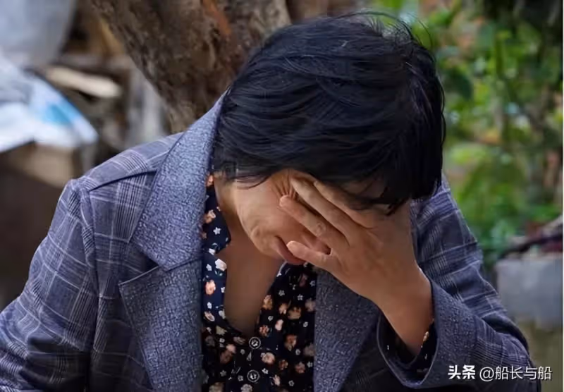 去女婿家裡過年!我和女兒「給親家15口人做飯」 上桌前「女婿指了指沙發」我心裡一陣刺痛