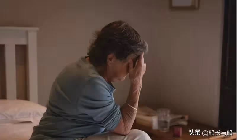 去女婿家裡過年!我和女兒「給親家15口人做飯」 上桌前「女婿指了指沙發」我心裡一陣刺痛
