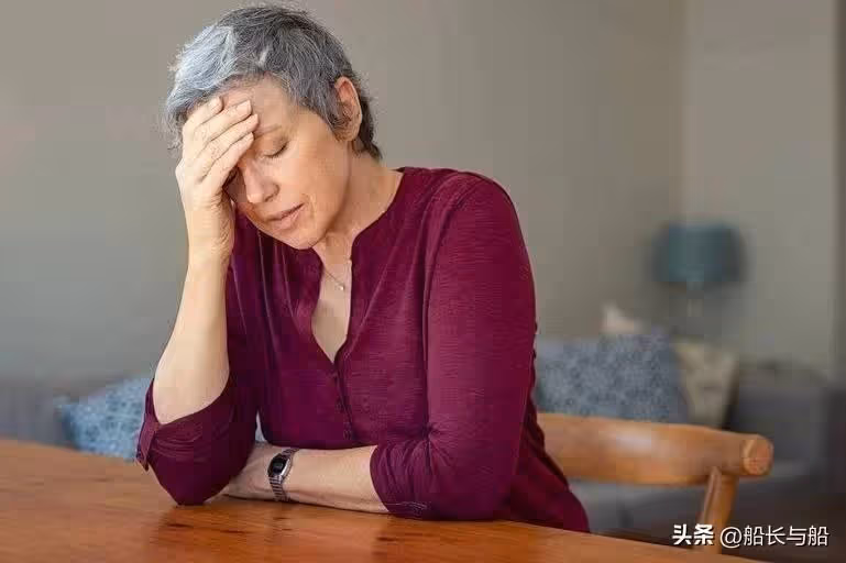 去女婿家裡過年!我和女兒「給親家15口人做飯」 上桌前「女婿指了指沙發」我心裡一陣刺痛