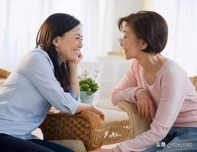 去女婿家裡過年!我和女兒「給親家15口人做飯」 上桌前「女婿指了指沙發」我心裡一陣刺痛